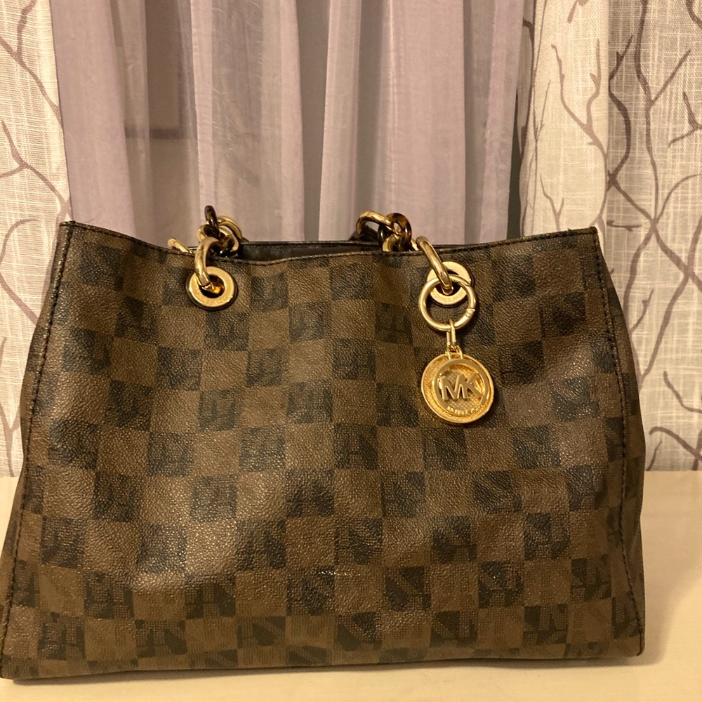 Woman Michael Kors handbag